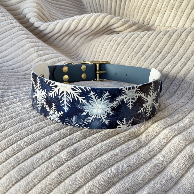 Collier chien biothane UV bleu foncé flocons | Laiton résistant