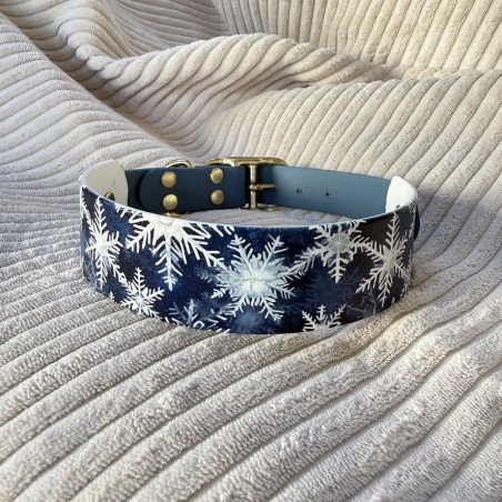 Collier chien biothane UV bleu foncé flocons | Laiton résistant