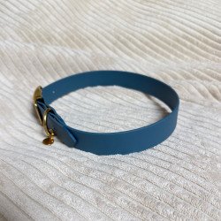 Collier chien bleu pétrole | Artisanat durable et élégant